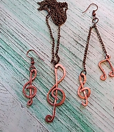 SOL ANAHTARI KÜPE VE KOLYE BAKIR TASARIM