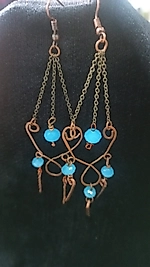 MAVİ BONCUKLU BAKIR ZİNCİRLİ KÜPE